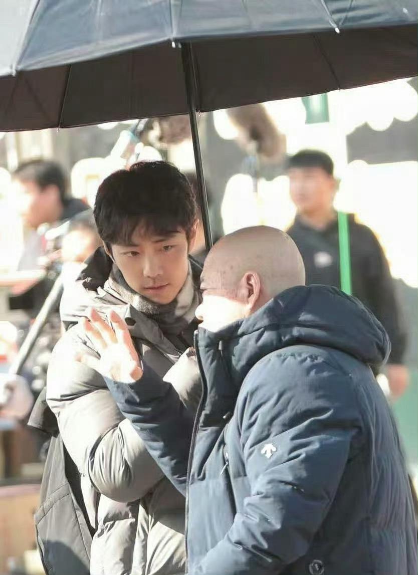 肖战小城良方外景路透，是小卷毛肖战！希望能够快点拍完太想看了