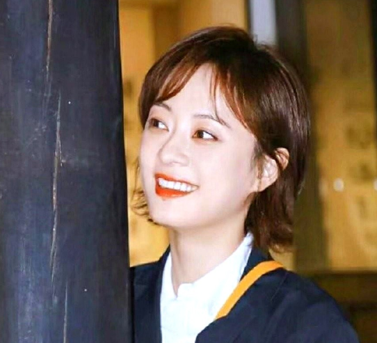 孙俪这一晒算是把邓超的家庭地位给彻底曝光了几张照片一出，没有精致的精修脸，只有