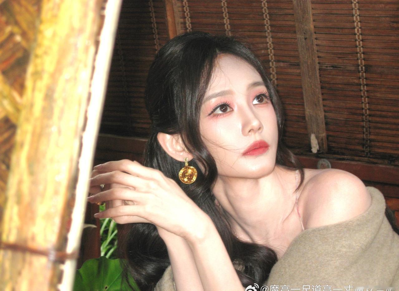 @李一桐Q李一桐眉目艳皎月，一笑倾城欢​​​