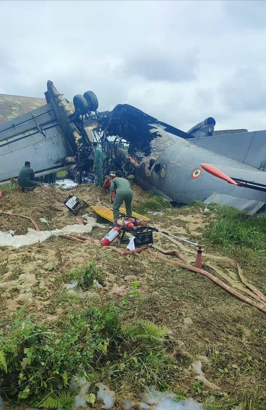 印度空军安-32降落时断两截致5死，同一基地3个月前刚摔苏-30，这型号40年摔
