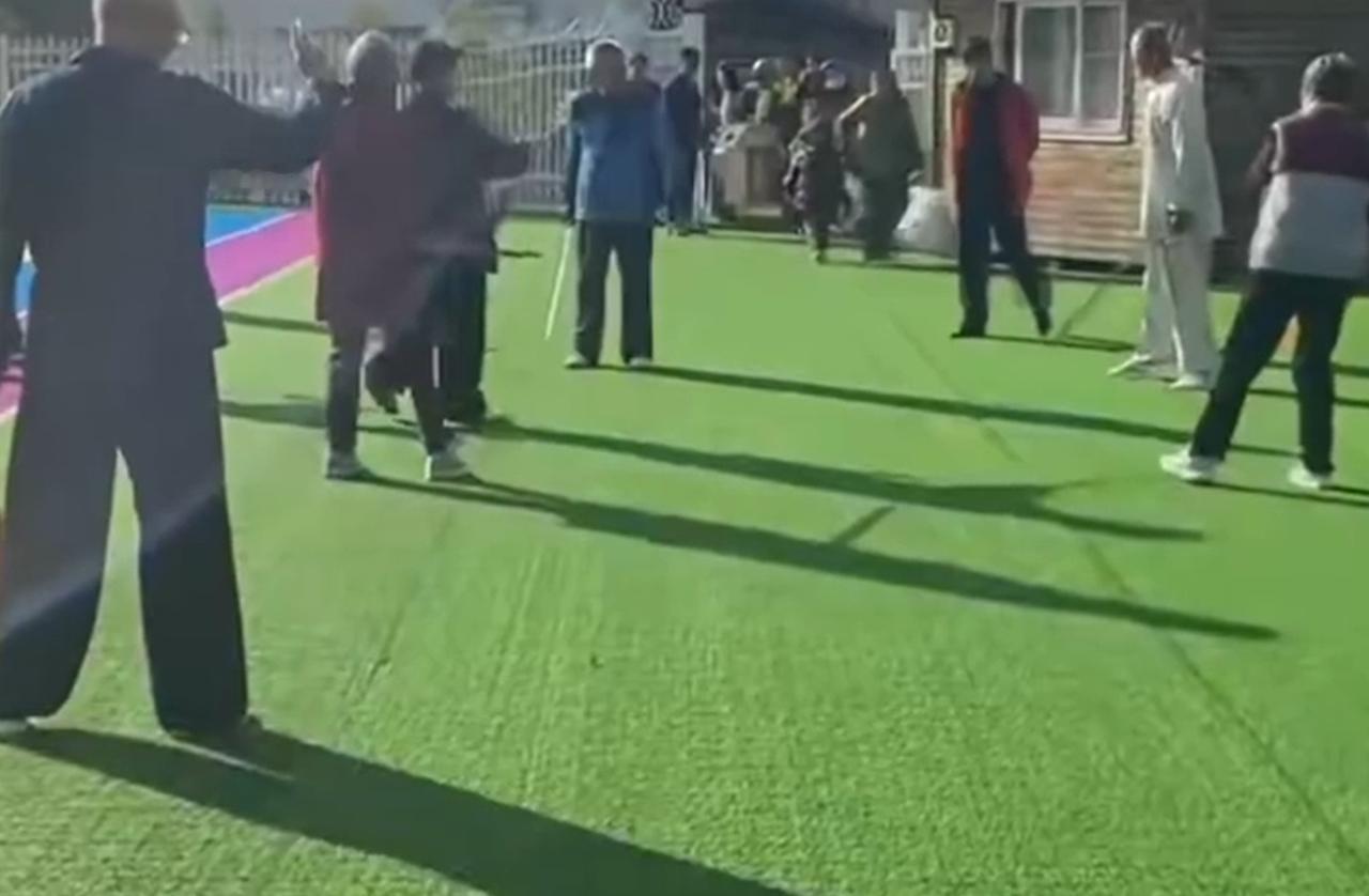 11月3日，江苏省扬州市保集半岛幼儿园门口，家长们在送孩子入园时，突然发现幼儿园