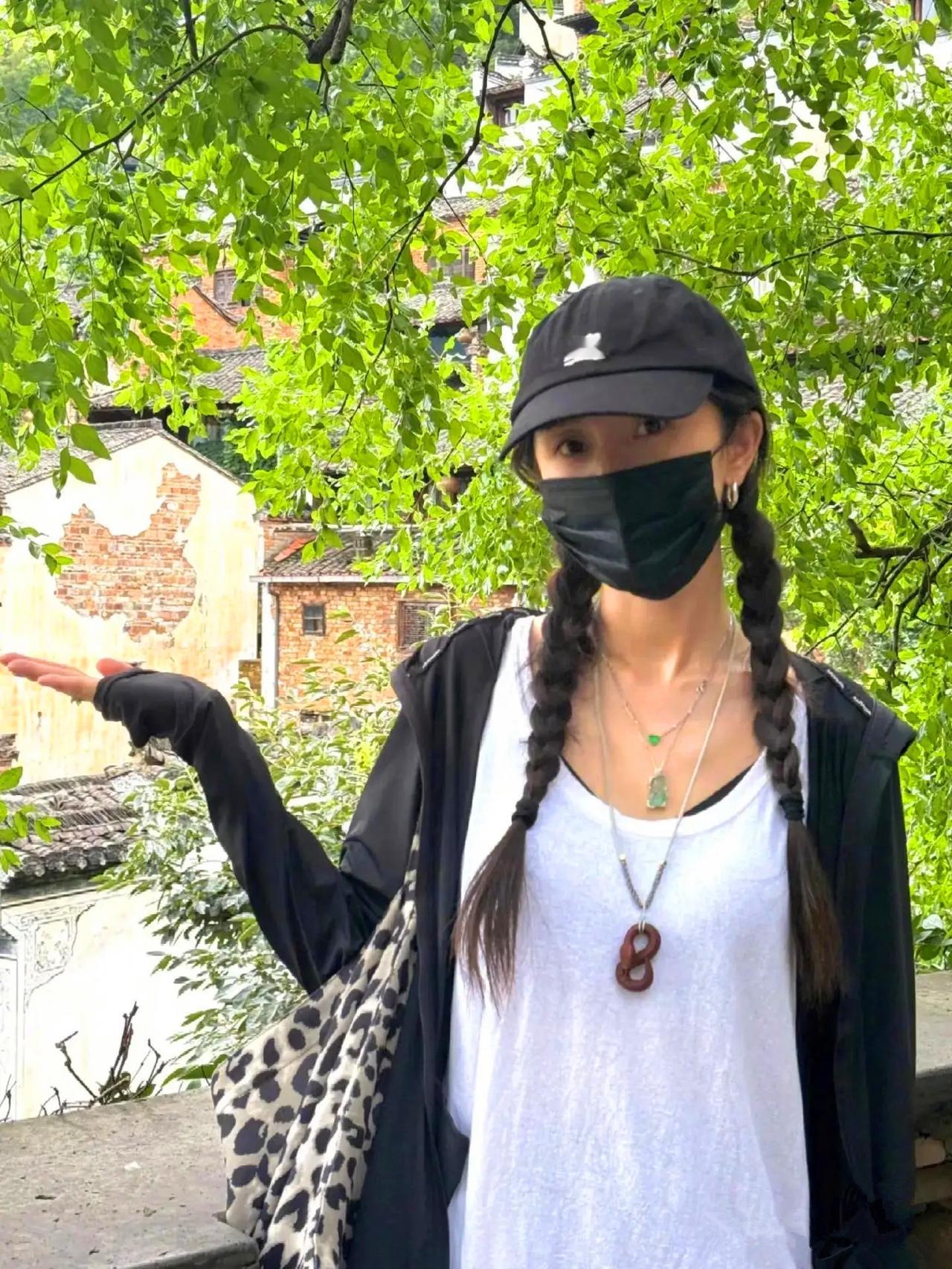 近日，刷到杨幂于社交平台所晒的江西旅游照，着实令人眼前一亮。这位圈内出了名的“
