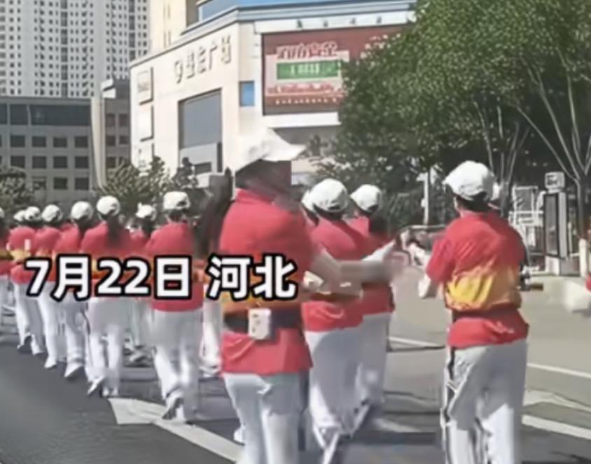 朝阳老年暴走团逼退消防救护车事件才过去没多久，就又有河北的老年暴走团惹事了！来