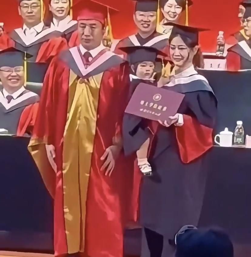 学历越高女性的生育意愿越低？李光耀之前根据新加坡生育率得出的结论，同样适用于东