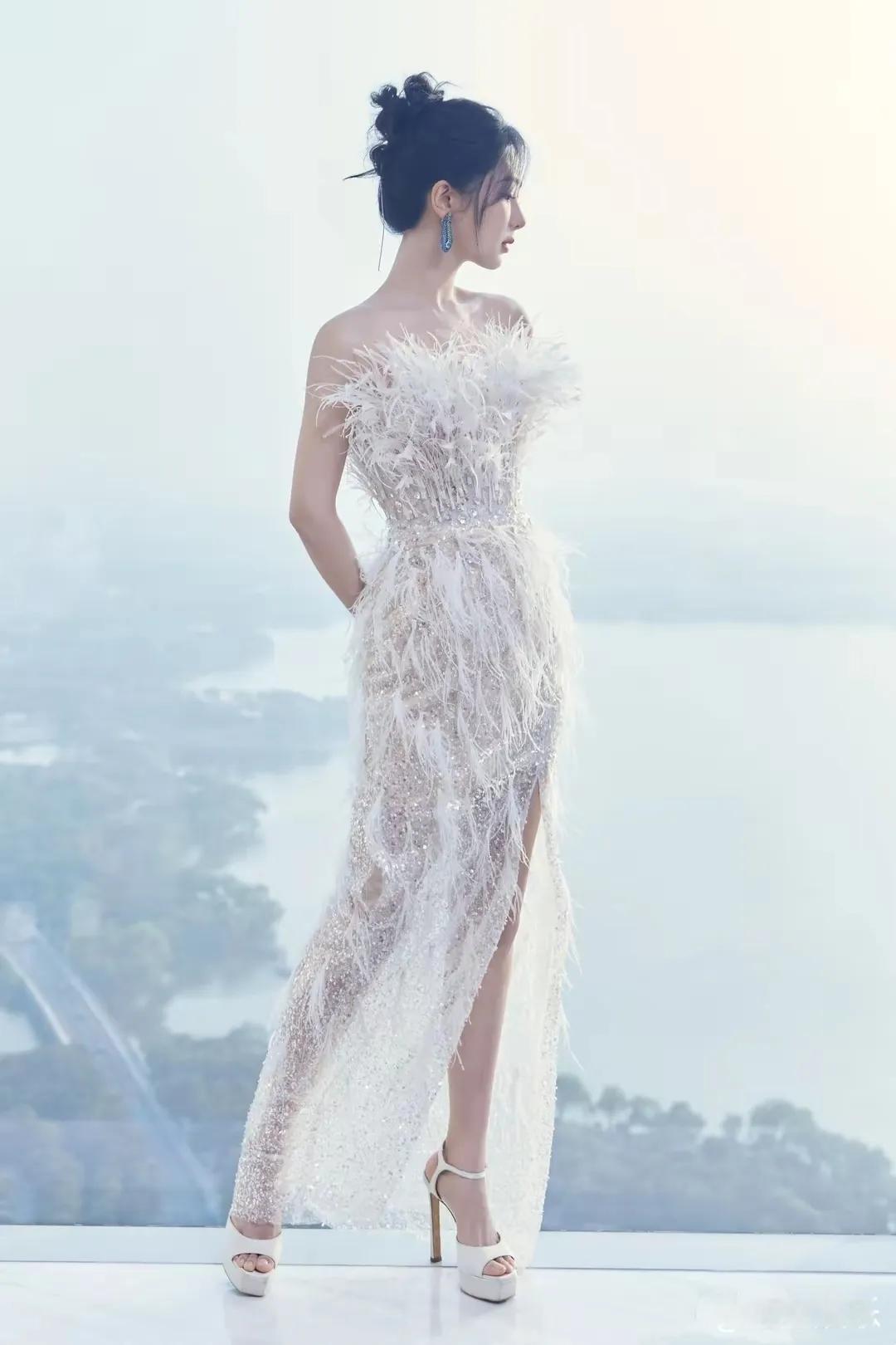 当杨紫身着那身绝美华服亮相，仿佛时间都为之一滞。这哪里是仙女下凡，分明是神明降临