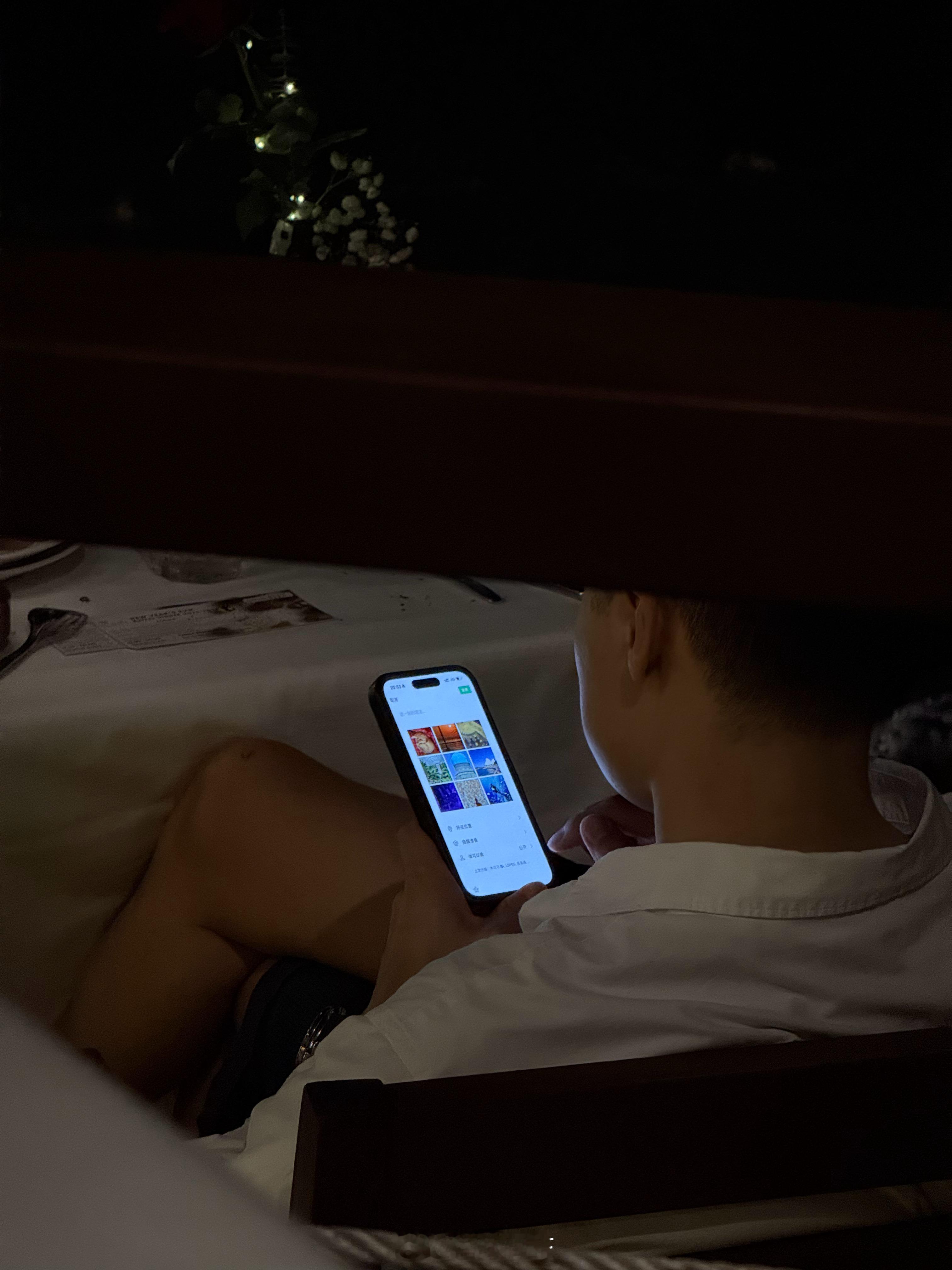 真不是我偷窥这哥们跨年朋友圈文案编辑半个钟头了