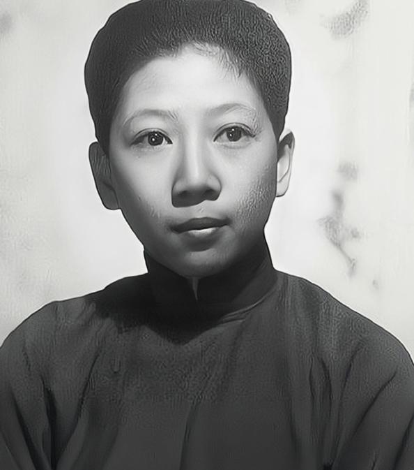 1994年，孔令伟去世，其姐孔令仪为她脱去男装，换上旗袍，画上淡妆，随后低头啜泣