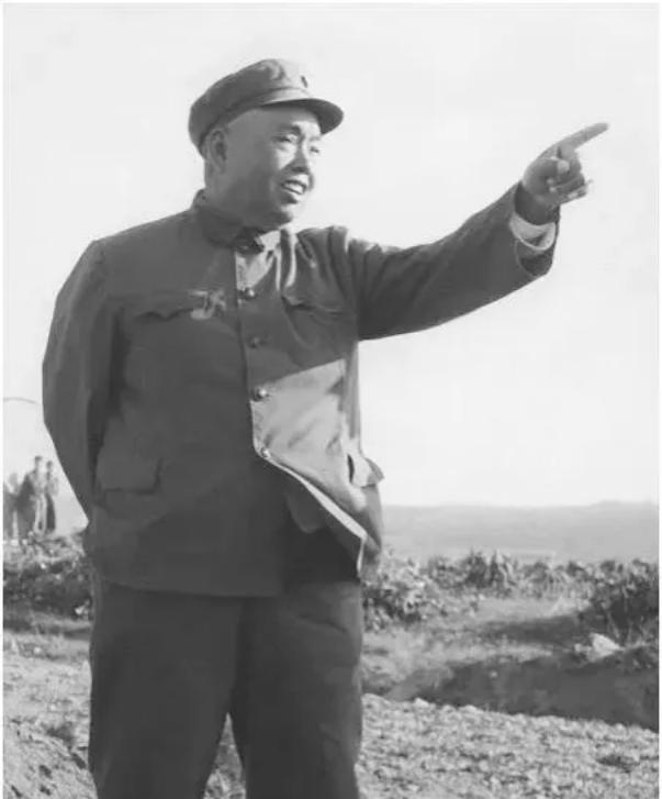 1952年，许世友将军回乡探亲，哪料，他看见叔叔许存礼，掏出枪就要动手。母亲却突