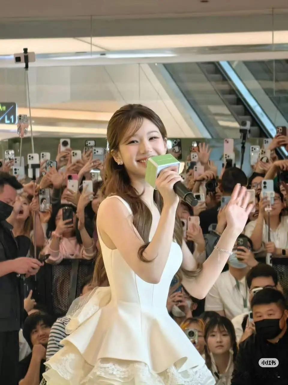 妈呀，感觉赵露思颜值回到了偷偷藏不住时期。。。太美了