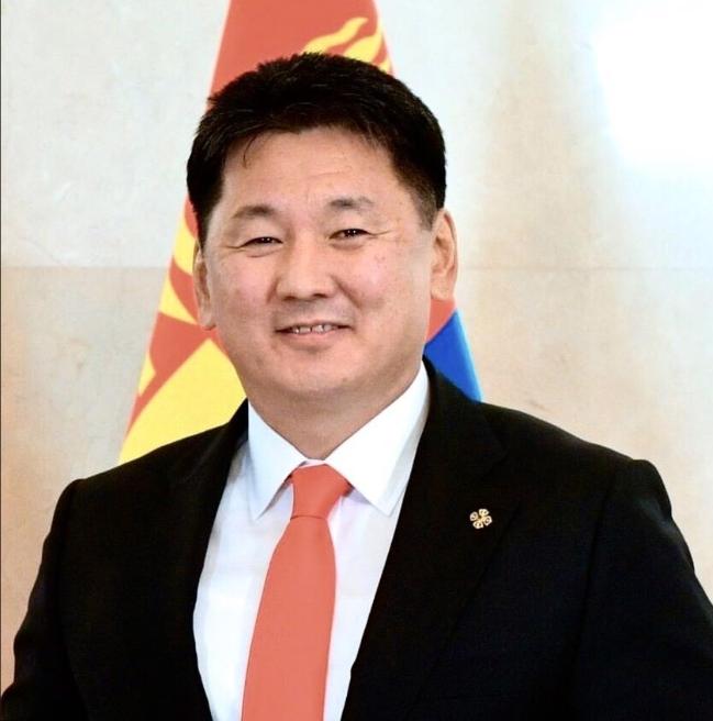 蒙古国总统呼日勒苏赫只剩一年任期了。按理说这时候该琢磨怎么平稳交班，可他眼下最急