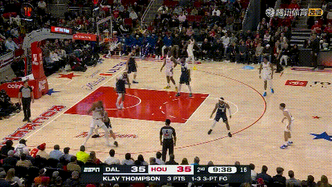 火箭中锋卡佩拉真是让人大吃一惊！在今天火箭主场迎战独行侠的比赛中，当时比赛进行到