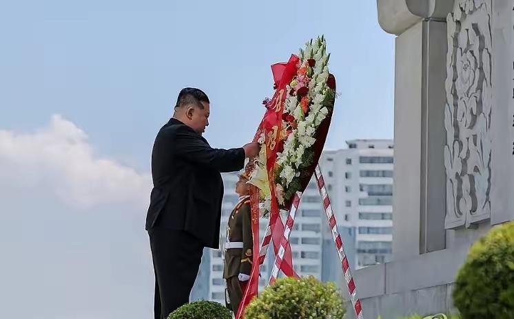 金正恩：永世不忘中国人民志愿军烈士。7月27日，朝鲜平壤牡丹峰区的友谊塔前，