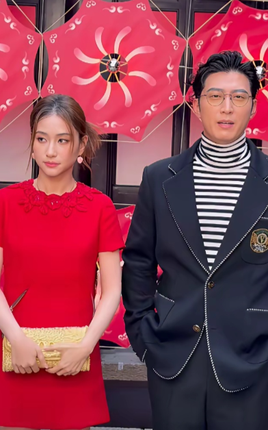 窦骁何超莲，演都懒得演了？窦骁和何超莲，今天又合体出现在华伦天奴的活动现场。