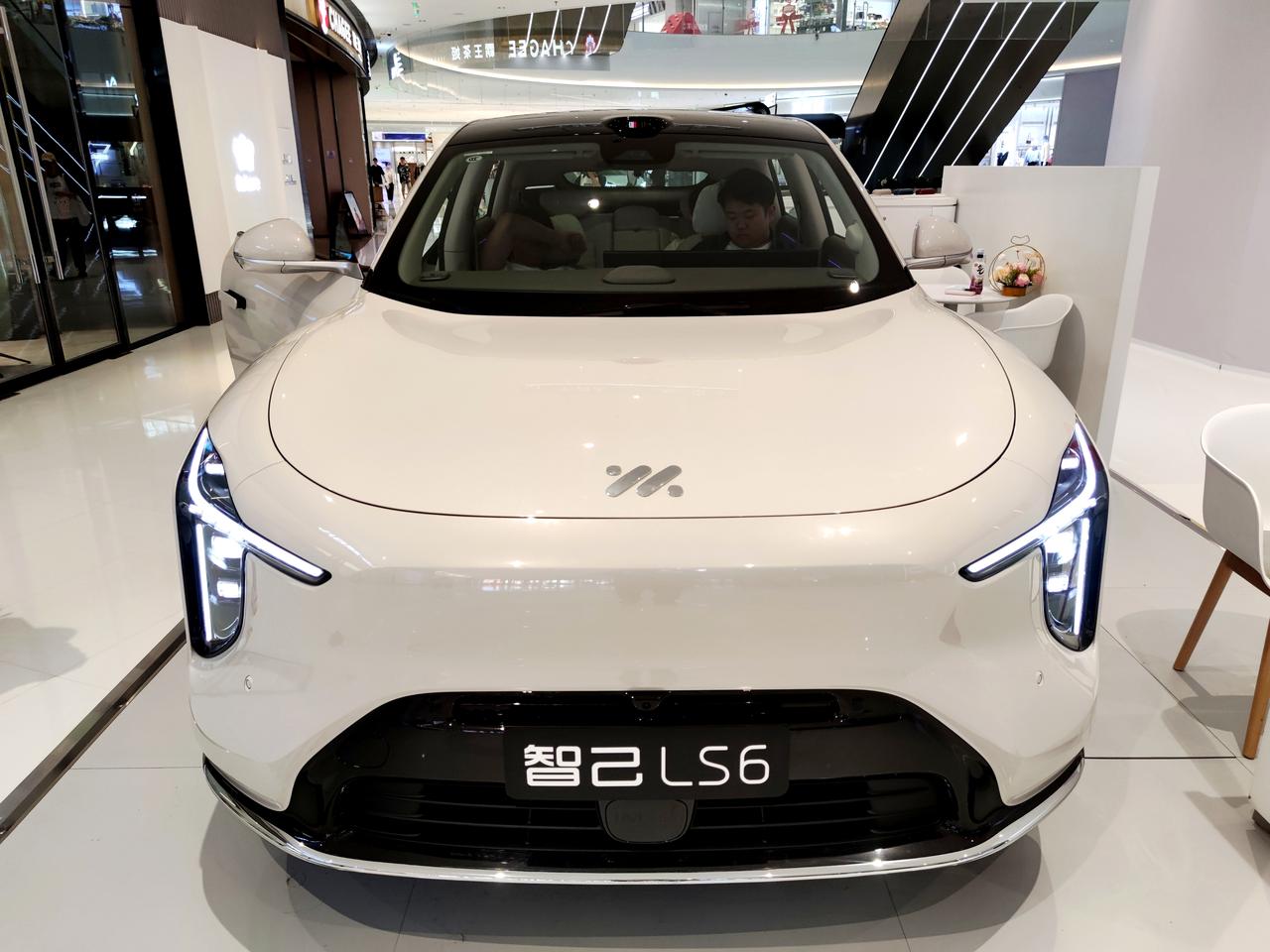 全新《智己LS6》超级配置智己LS6是上汽集团智己汽车旗下，一款超级大五座