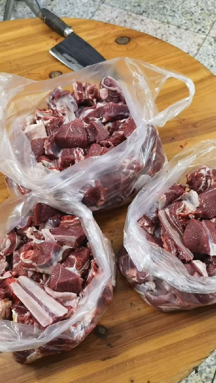 上周公公把自家杀的羊分三份装袋，说每家用一袋。三袋大小差不多，都有脊肉肋条这些部