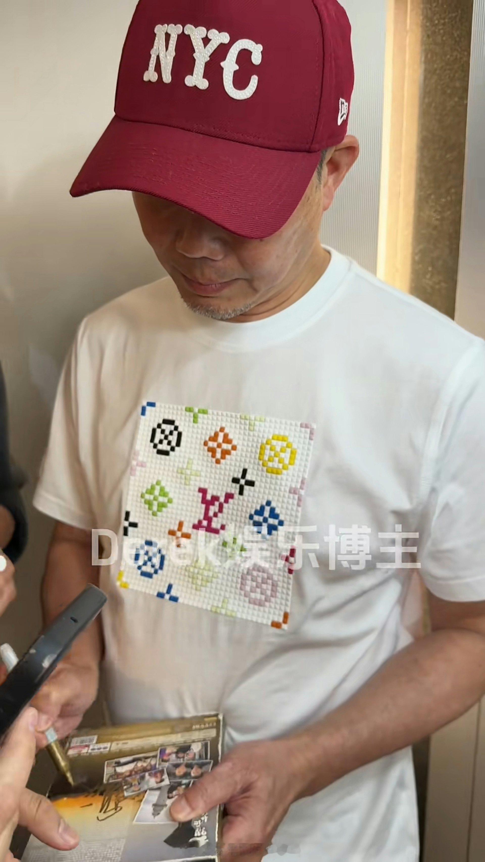 谢天华路人视角生图流出尽显苍老憔悴网民感叹岁月不饶人现年58岁的谢天华，当年凭