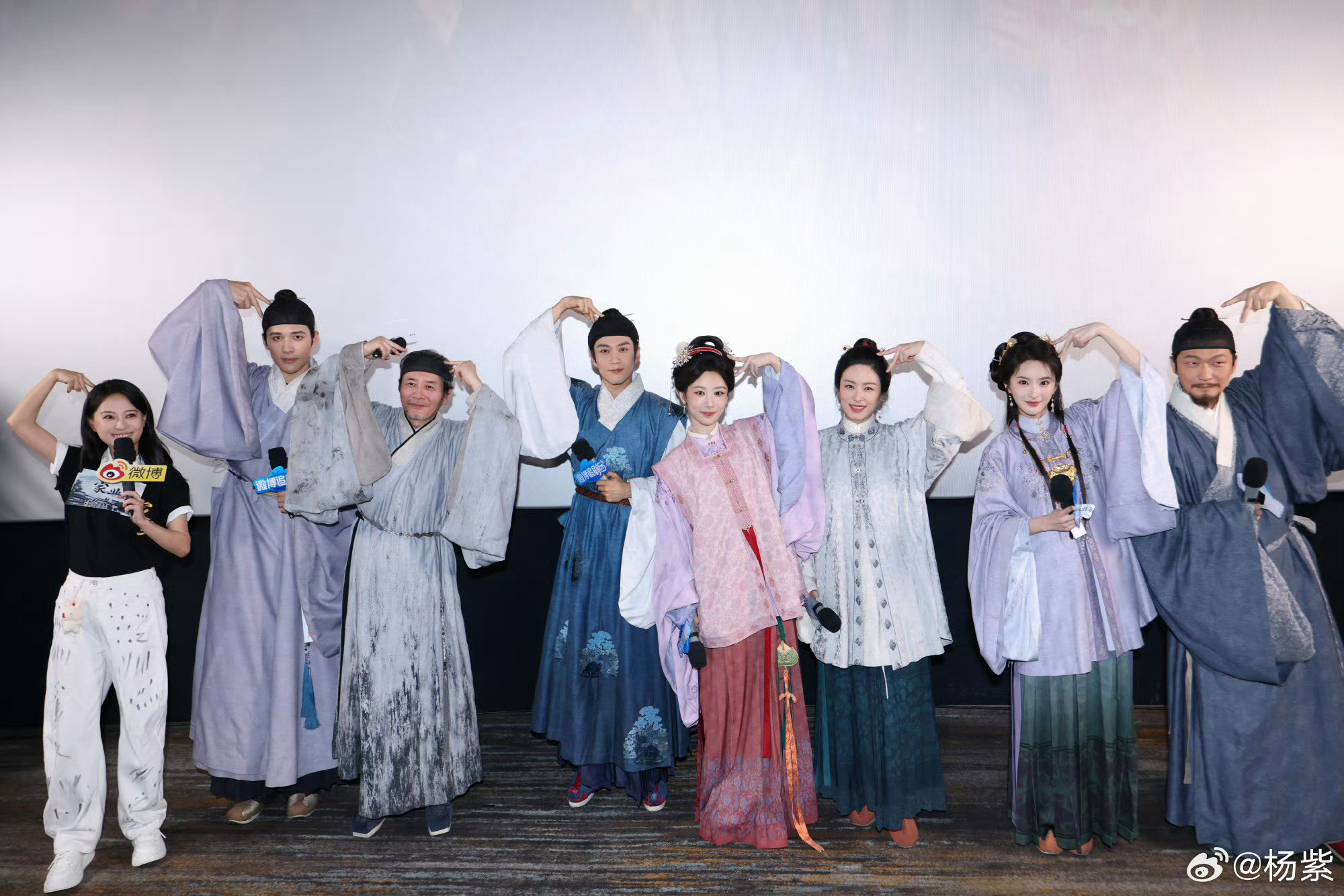 【杨紫晒家业大合照】杨紫晒家人团聚5月25日，演员杨紫在社交平台连晒6图，其中
