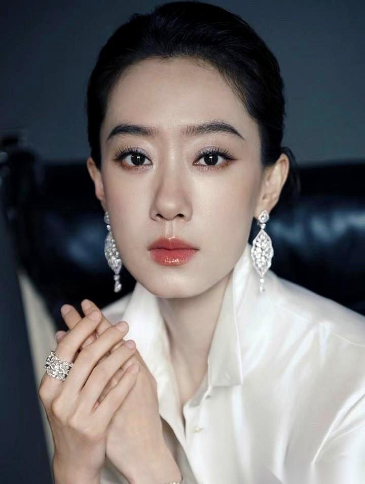 饼传到赵丽颖头上，临开机，女主名牌直接换成了张小斐。圈里人一点不意外。翻开履历