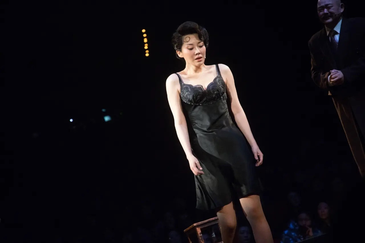 许晴在话剧舞台吊带睡裙照！娱乐圈就有这么一个怪现象，凡是专业演员，进则拍戏赚钱