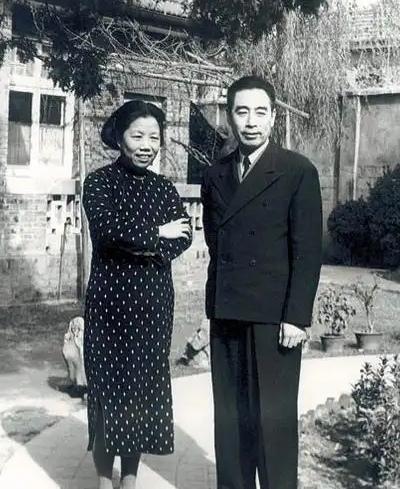 1961年，乒乓球运动员被邀请来周总理家做客，聊天的过程中，周总理还说要请他们吃