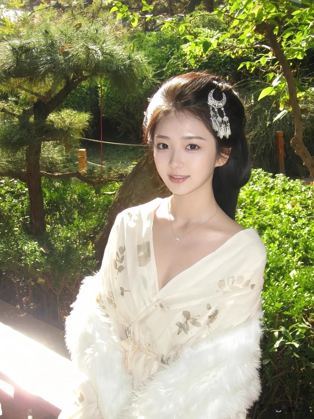 翠竹掩映，佳人如玉。