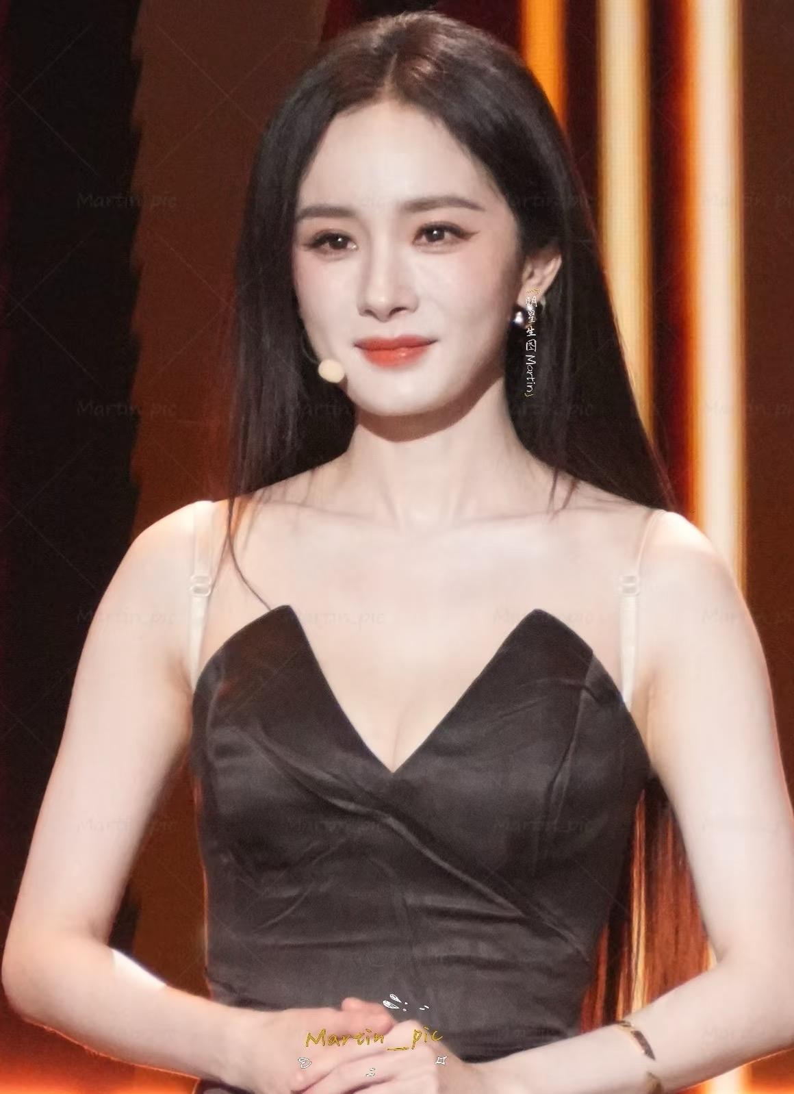 实至名归总台视后黑长直幂幂好美~肉色配深棕色裙子很好看啊！而且杨幂一直都想