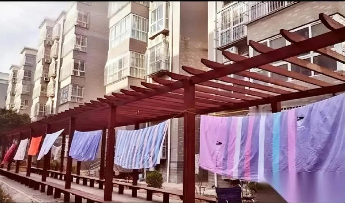 富人从不晒被子？送外卖的说了个怪现象：高档小区阳台永远干干净净，反观普通小区
