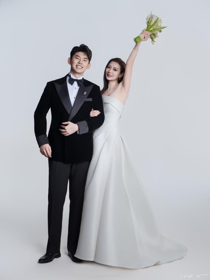 祝福！全运会夺金后，晒出结婚照：“镜头里是我们，镜头外是余生。”转发回应：