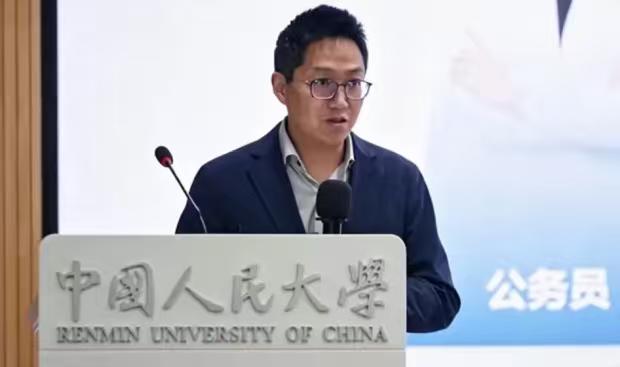 张小龙道歉了，不过他的道歉还是避重就轻，说自己是个人言行失当。但如果你翻飞他以