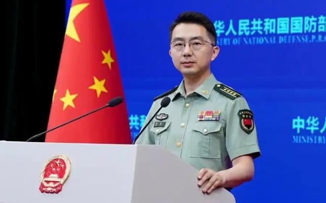 中业岛主权立场不变！菲律宾防长顶着中方制裁强行登中业岛大肆作秀，7月17日中国国