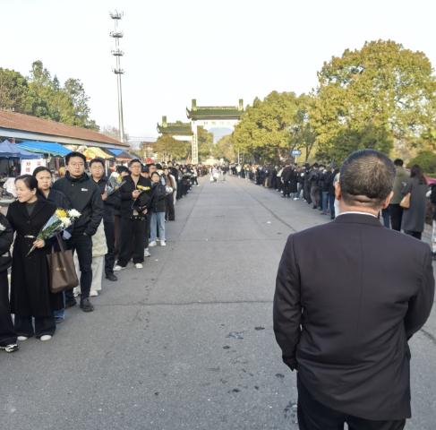 一眼望不到头，送别张雪峰的队伍越来越大，估计整个苏州的人都来了。甚至还有组