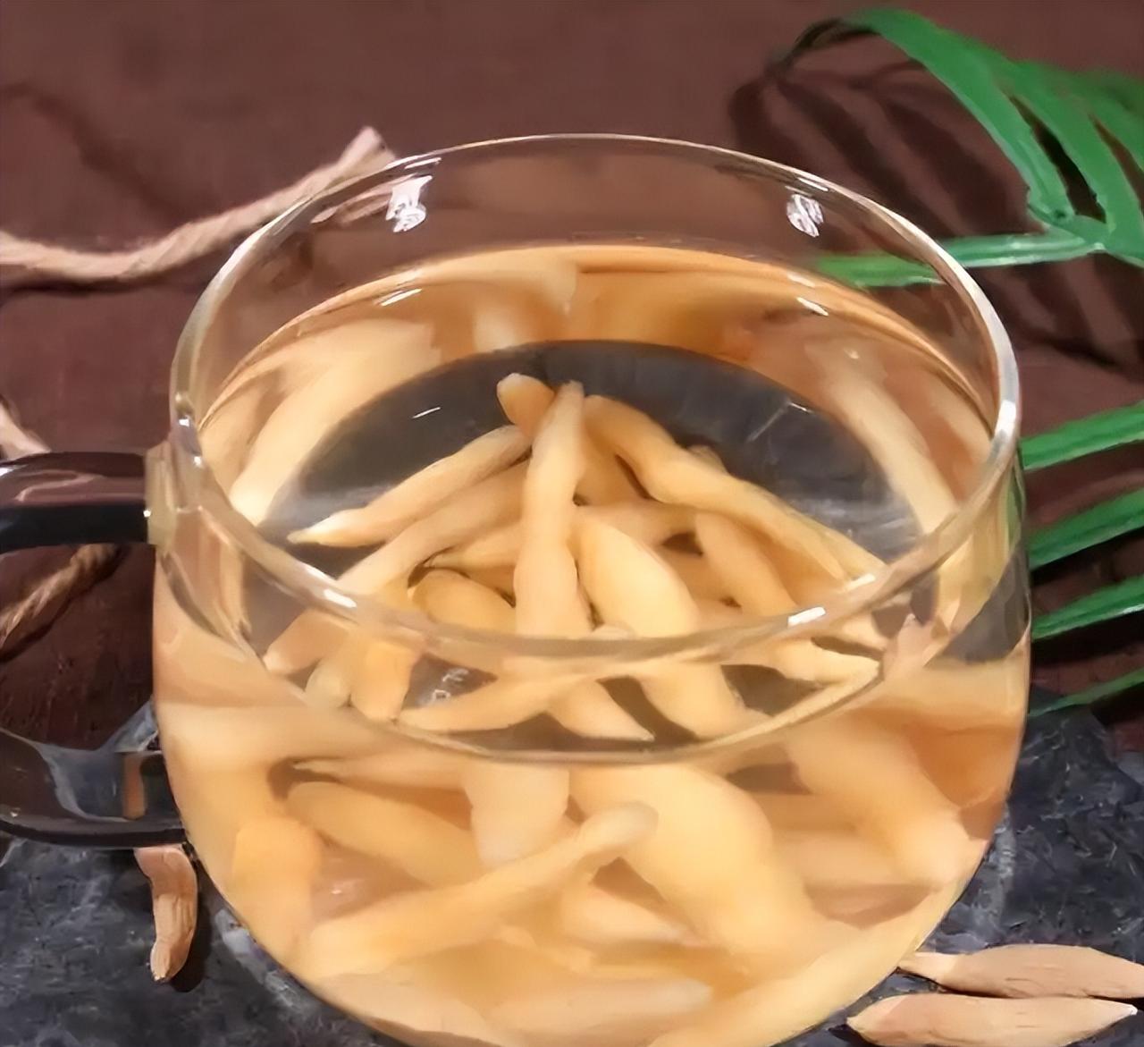 头发越来越枯，掉得越来越多？想补救，别急着乱买护发素。这事儿真不靠抹的，关键在养