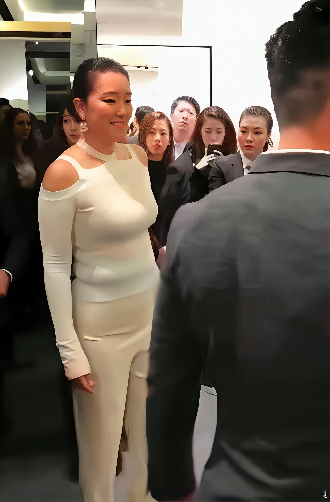 60岁的巩俐已成擎天柱​​​