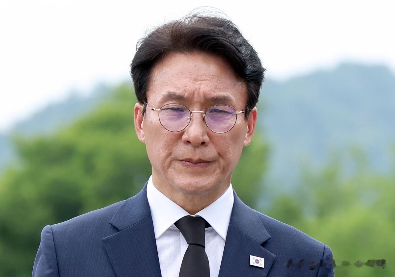 缅怀先贤释放和解信号，韩共同民主党候选人金民锡参拜金大中、卢武铉墓园7月17