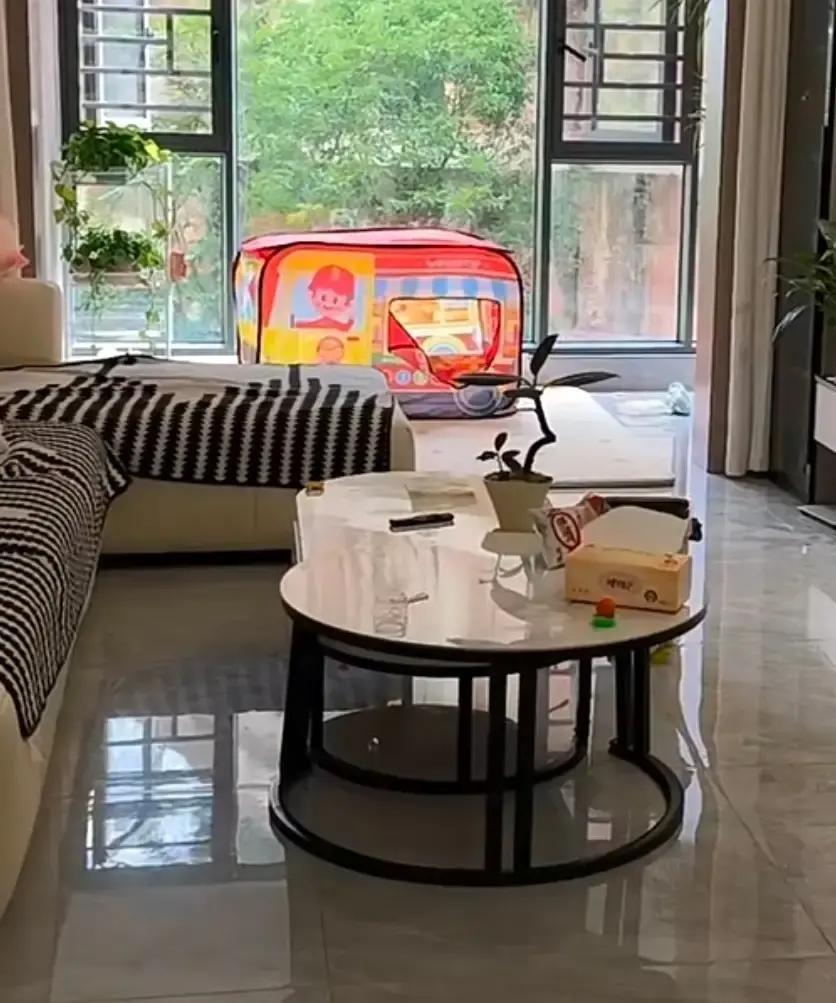 怀孕五个月时，林瑶撞见丈夫出轨，当天就去做了手术，第二天直接去办了离婚。林瑶