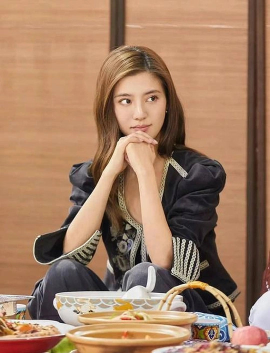 吴千语穿的奢侈品也是很低调的款吴千语的奢侈品穿搭堪称“低调奢华天花板”！她从不爱