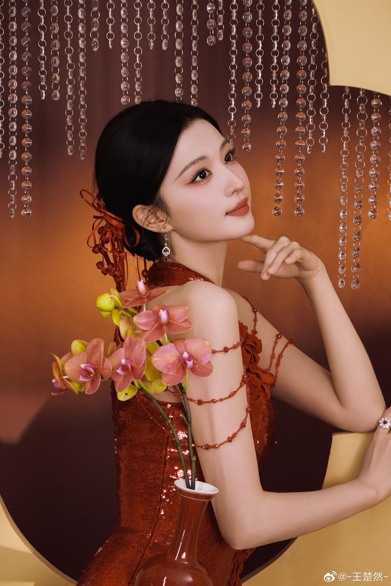 王楚然珠串垂成一帘星子把暖光滤成碎银她的红裙是一捧燃烧的琥珀亮片在褶皱里