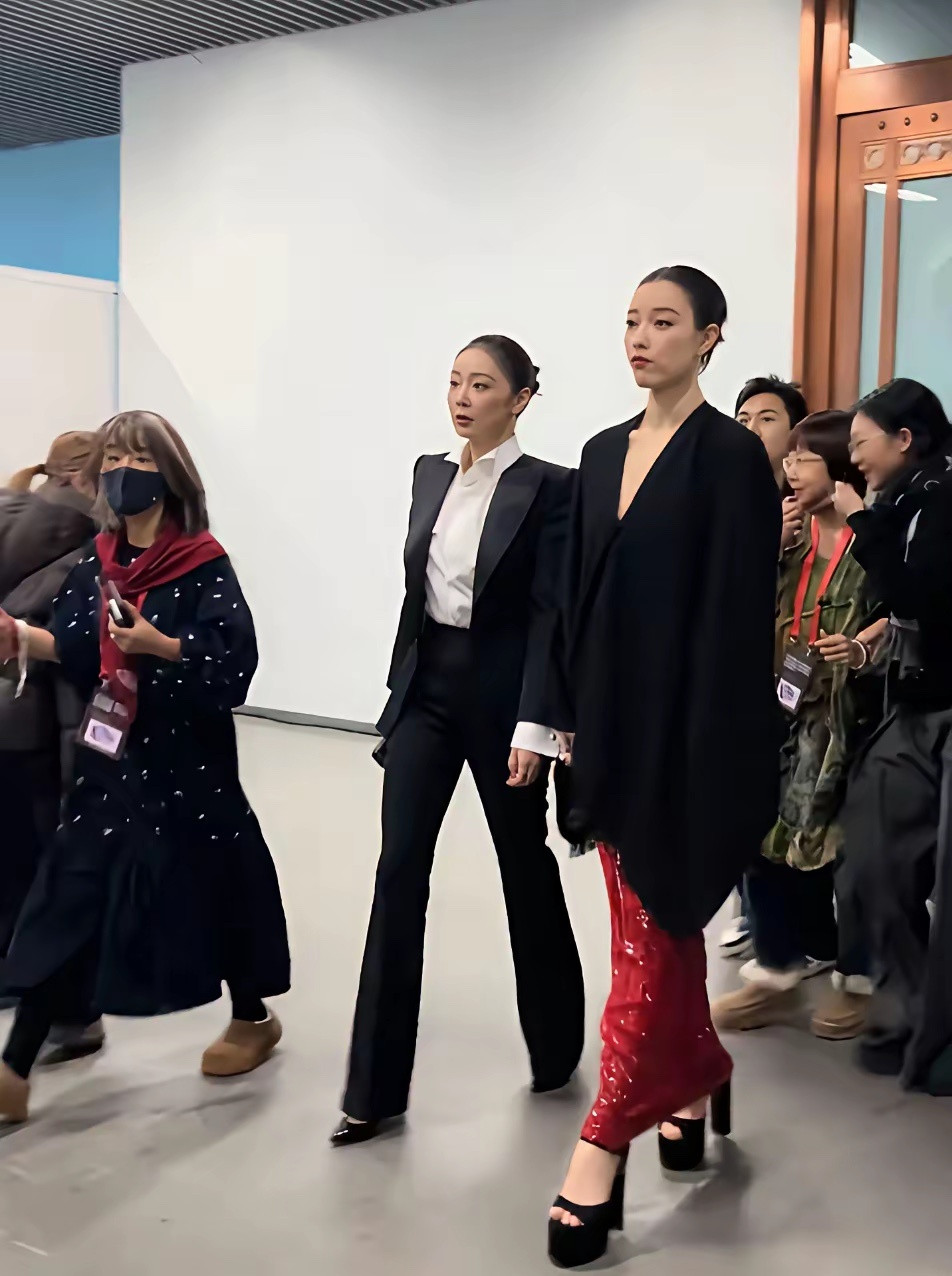 倪妮和高叶同框名场面！一个用力过猛，一个松弛自然，高下立判！