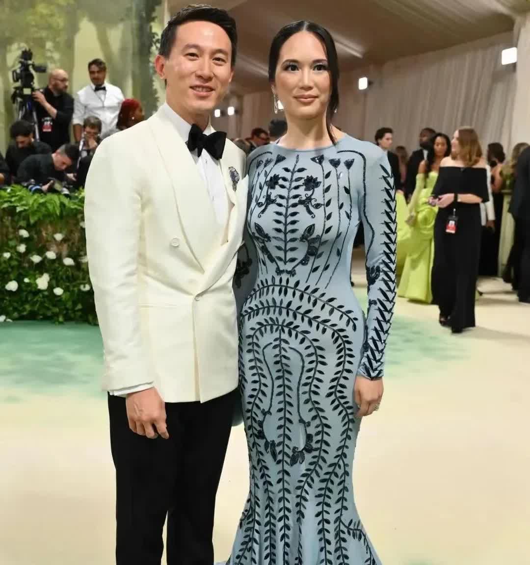 TikTok的执行官周受资罕见携老婆亮相！他一身黑白配色西装套装出镜，高端帅气，