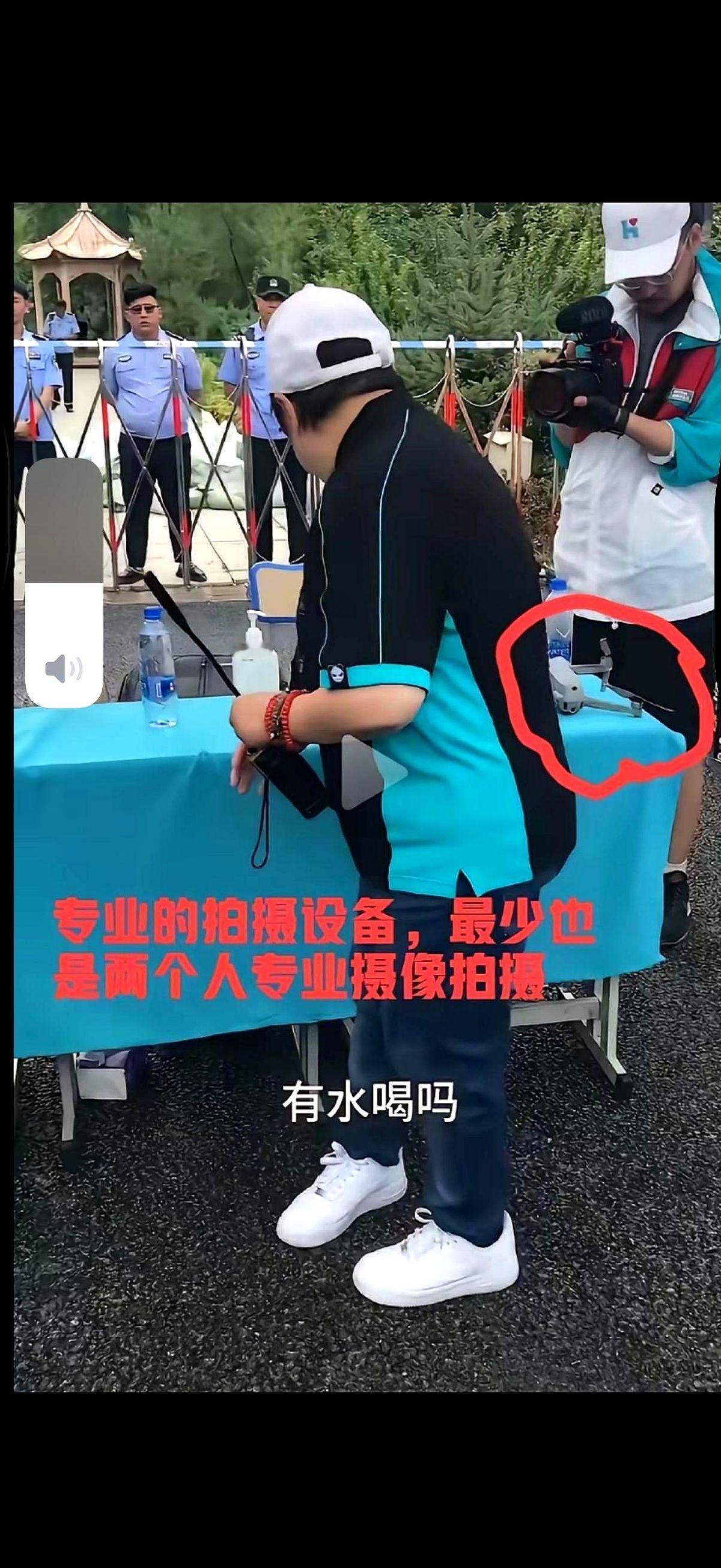 刷到一个画面，内蒙古义诊现场，主角是演员红妹。她正弯腰，把一瓶矿泉水，递给身边