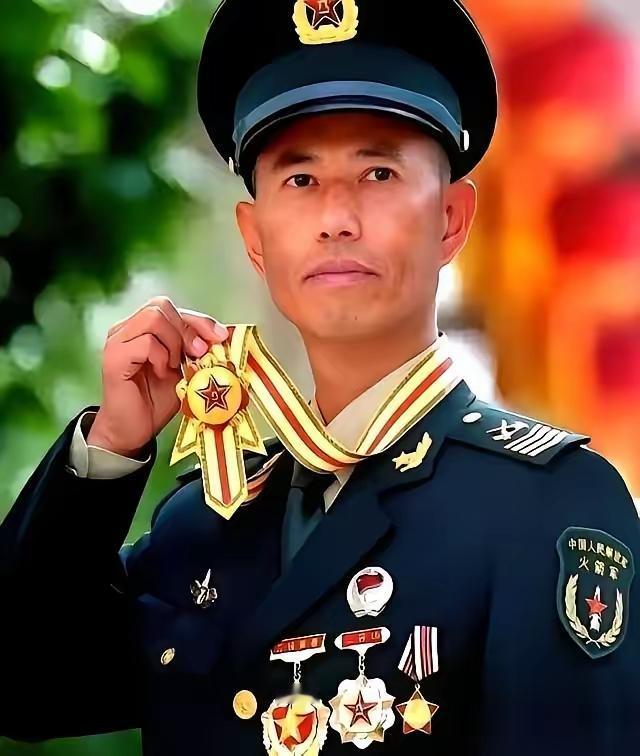 他都已经脱下军装半年了。在地方供电局当个普通工人，爬电线杆子。​一个电话