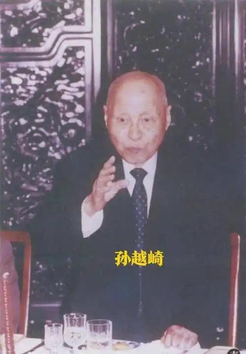 1949年蒋介石下令炸毁大陆所有工业命脉，一个国民党高官却阳奉阴违，他保下的上千