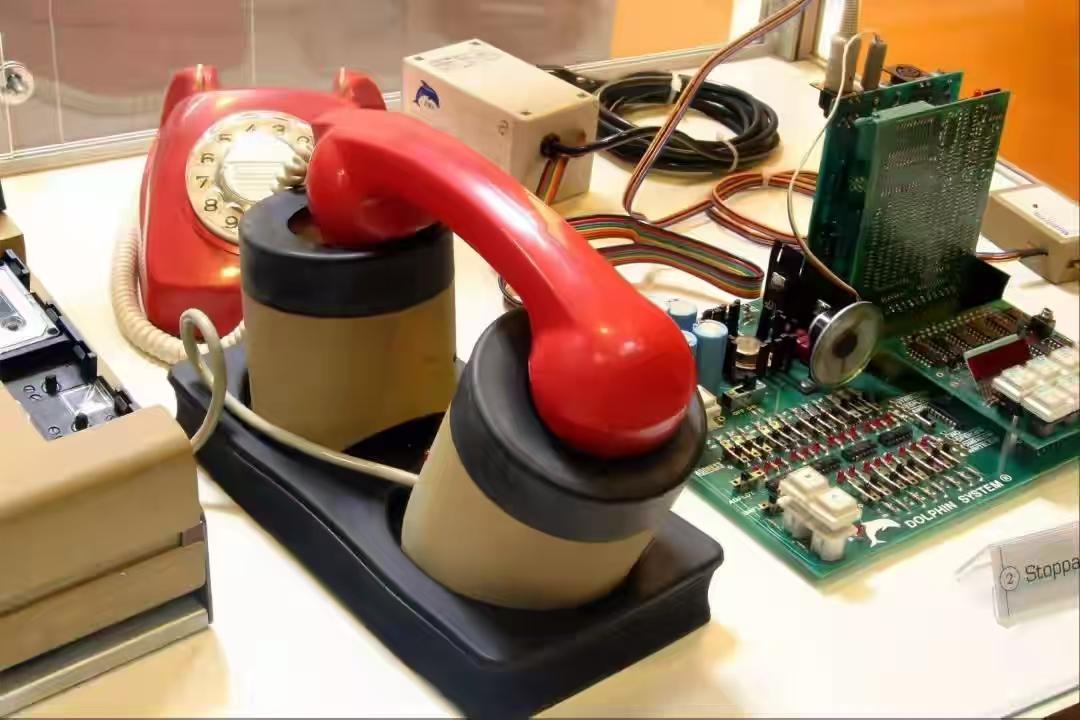 没人记得他们名字，却天天用着他们铺的网。1994年中国刚连上互联网，那时候上