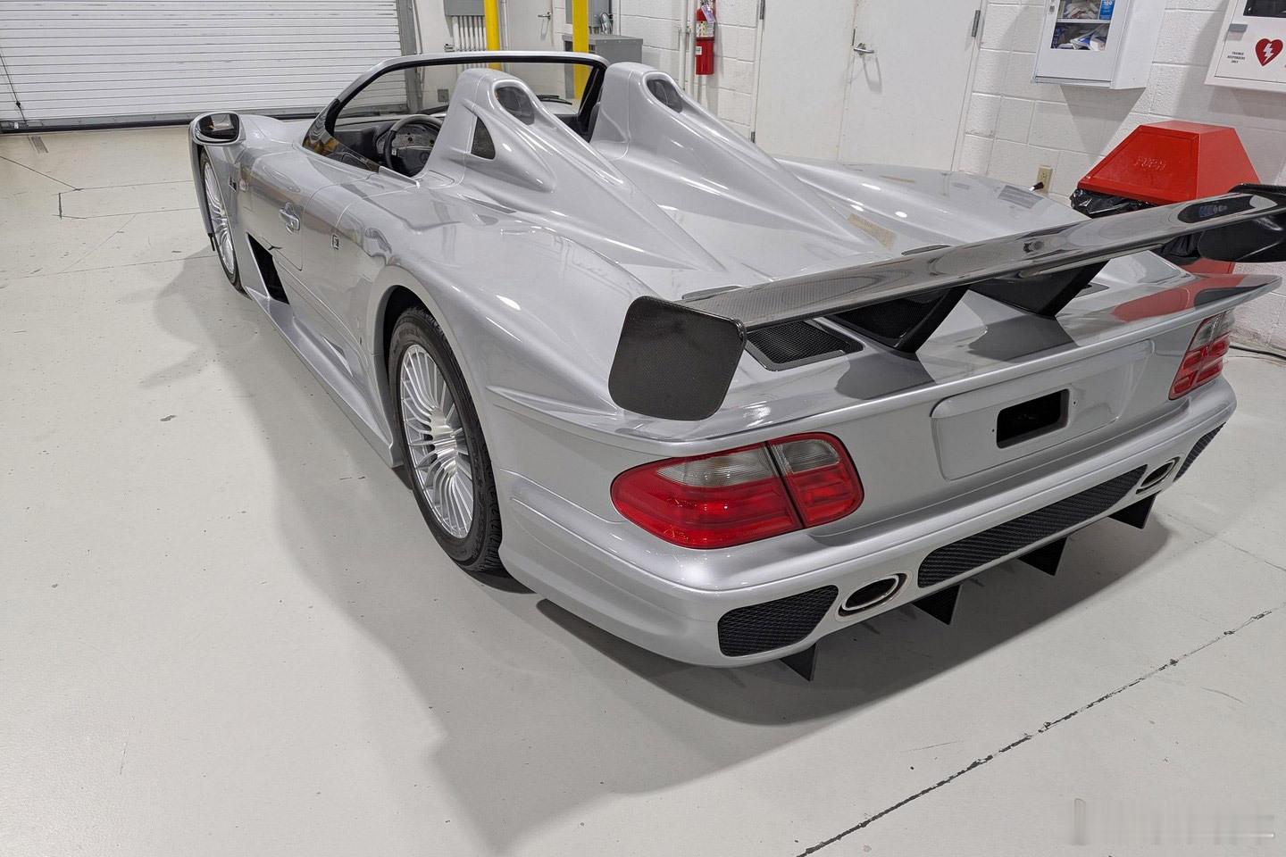 FBI收获不小啊。一台罕见的2002年款奔驰CLK-GTR，敞篷版还是，估