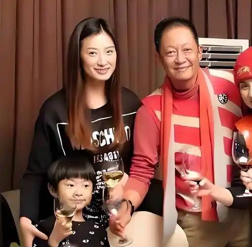 2008年，女富婆陈坚红迷上了王志文，她抛出一个无法拒绝的条件，“我五亿身家，年