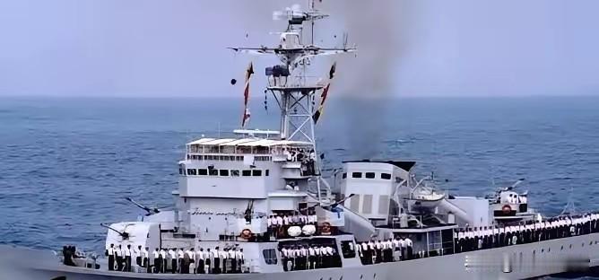 1997年香港回归前夜，英军30艘军舰兵犯南海，一艘英军护卫舰忽然掉头，朝我国宜