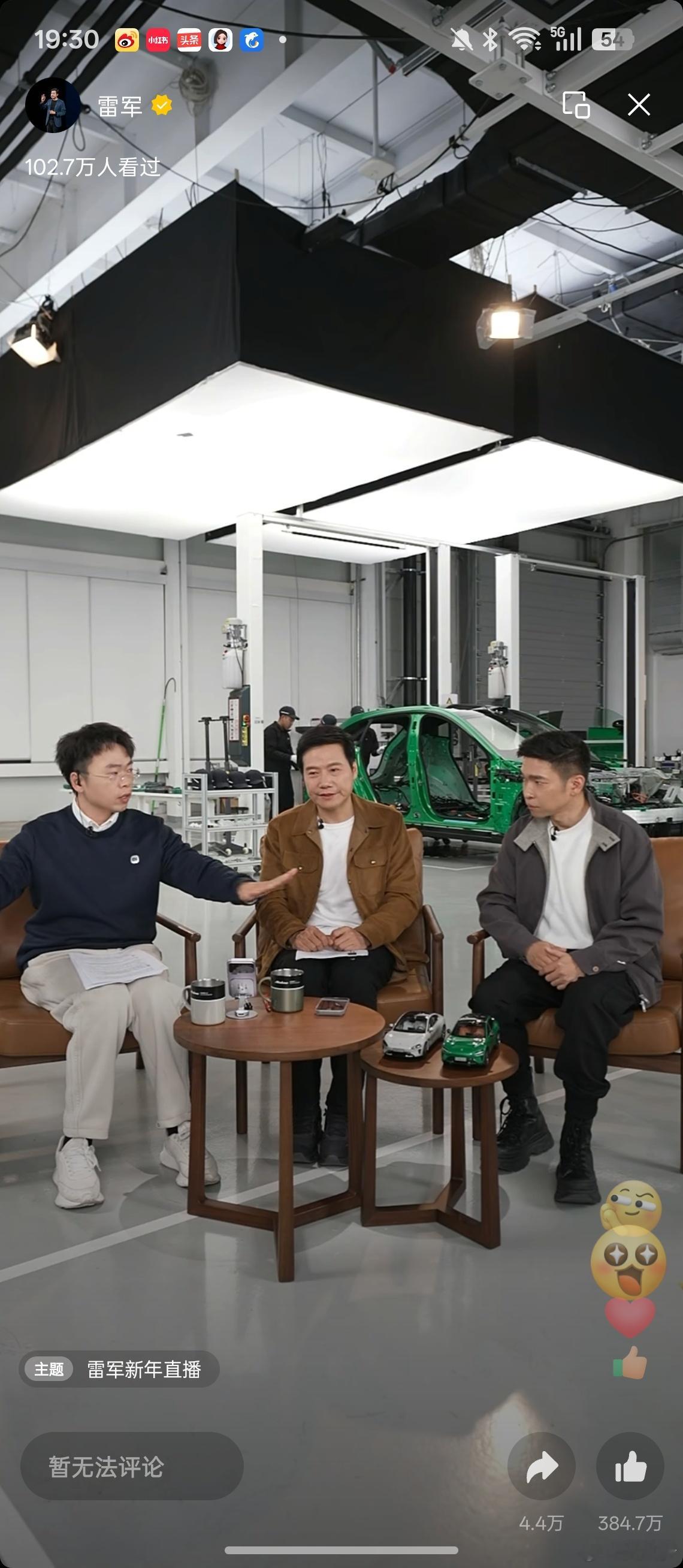 雷军直播怎么感觉很久没直播了？雷军状态看着挺不错的，还展示了一把徒手抬车前盖，平