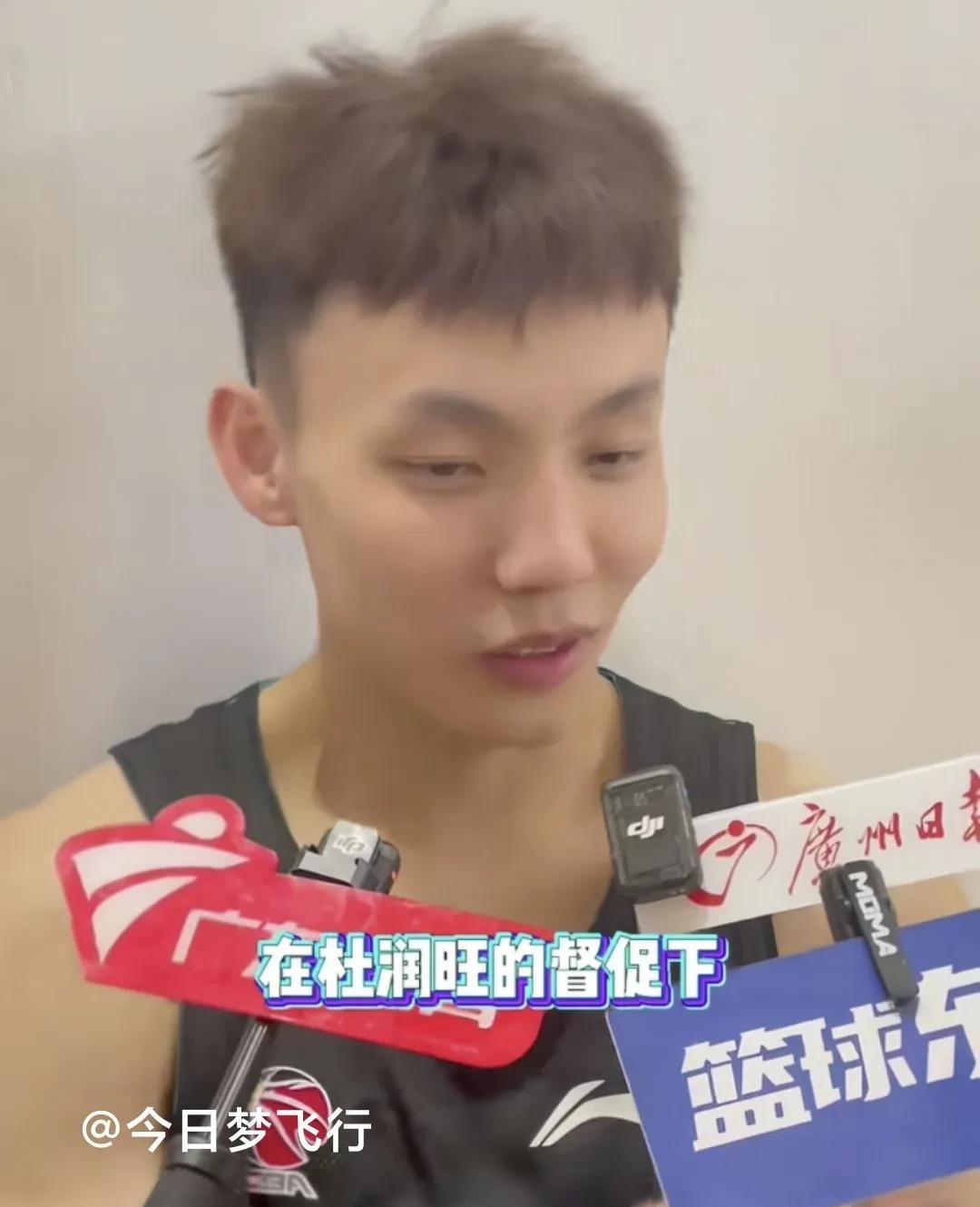 徐杰和杜润旺又玩起来了！面对老友记关C傅的采访，徐杰半正经半玩笑地说：“在杜润