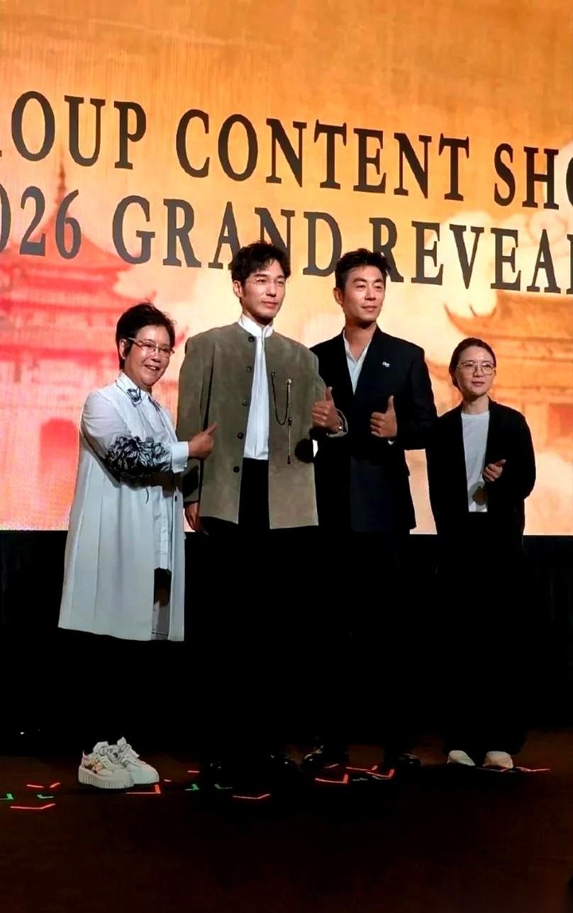 刷到朱亚文和白宇的新加坡路演照，心里咯噔一下。真的，就那么一下。白宇，戴着眼