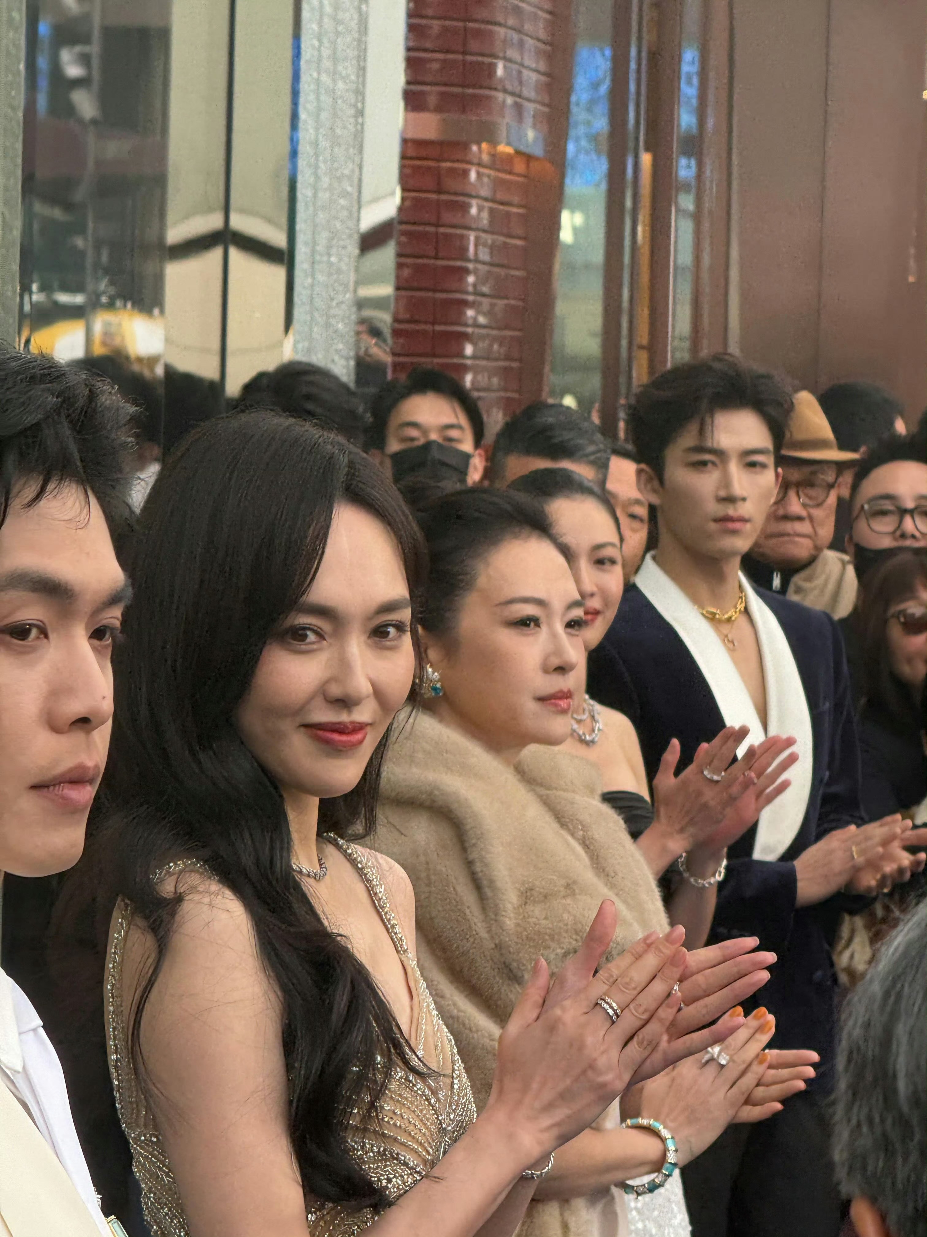 章子怡为角色增重20斤章子怡这次增重上热搜，评论区笑死我了。有人说她脸垮了，有人